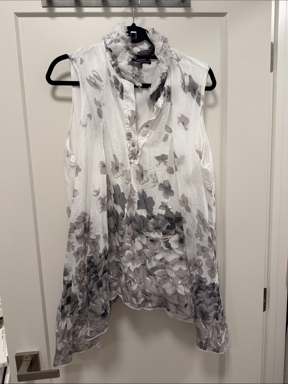 Minkos White Floral Ruffle-Neck Sleeveless Camisole
